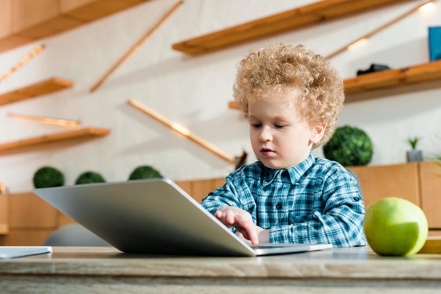 Làm thế nào để con bạn tập trung trong các lớp học trực tuyến